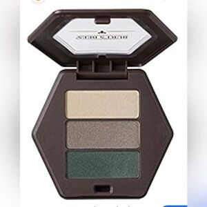🆕 Tri-Tone Eye Shadow Palette — Green, Taupe & Champagne
